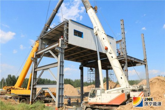 港口码头跨铁路廊道钢桁架正式开始吊装作业
