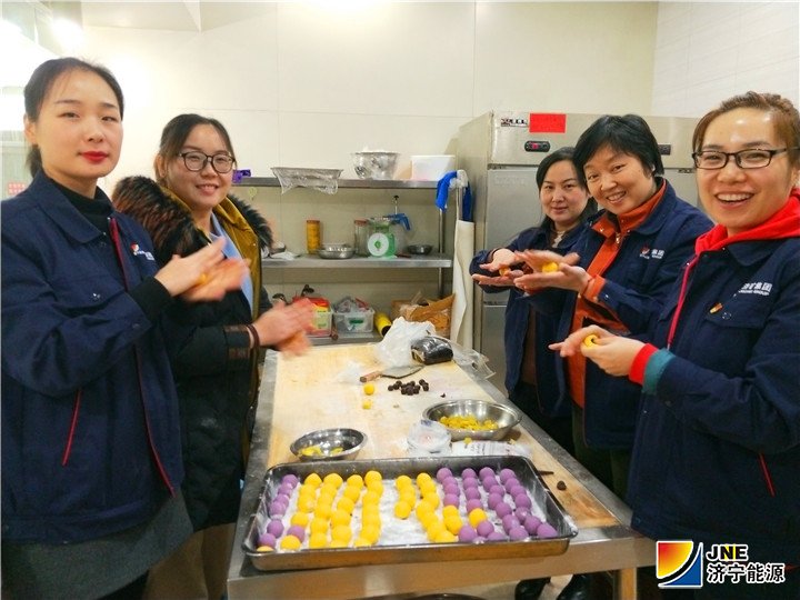 集团机关举办“包汤圆送祝福庆佳节”活动1.jpg