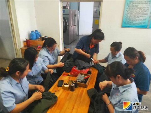运河煤矿女工协管员“将安全缝到衣服里”