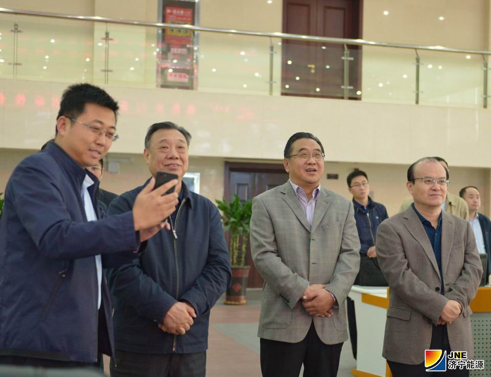 2019年10月16日，市管企业安全生产现场经验交流会在安居煤矿召开（陈晨摄）--观摩智慧化矿山系统演示效果.JPG