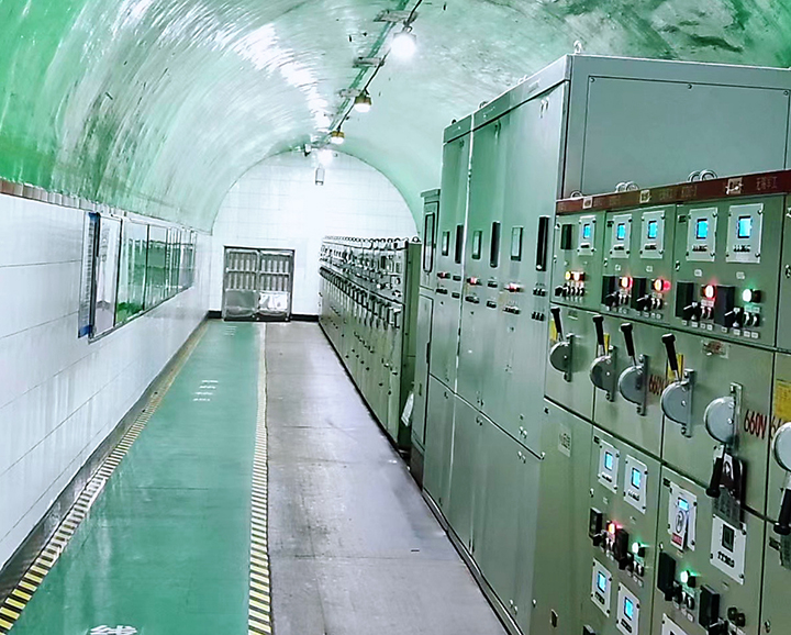 在-335水平大巷变电所，放眼望去，一幅干净整洁的画面映入眼帘：擦拭一新的巷道墙壁瓷砖洁白无瑕，间隔有序的照明灯将整条巷道照耀得通明如昼。图为变电所现状。.jpg