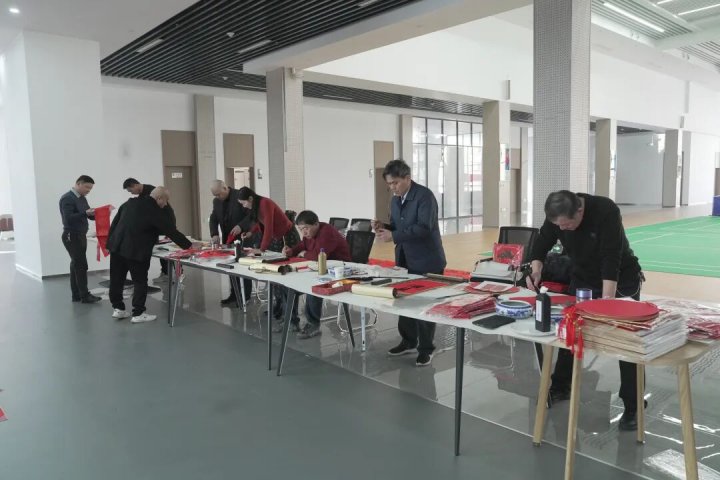 米兰体育-米兰MILAN（中国）
书画协会开展写春联送祝福活动