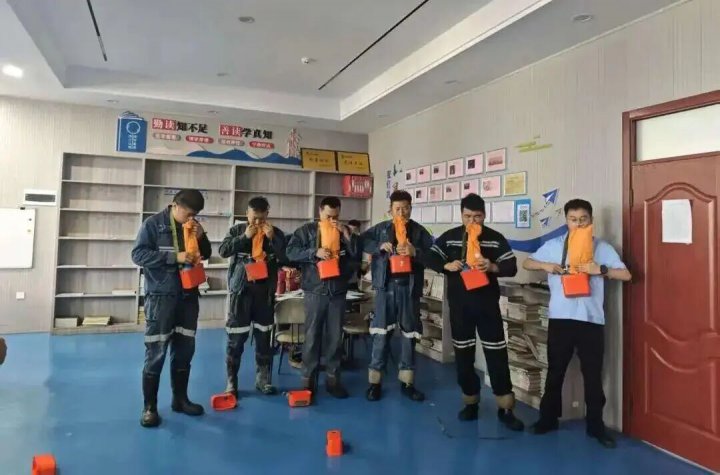 朱家峁煤矿开展自救器“30秒”盲戴抽查活动
